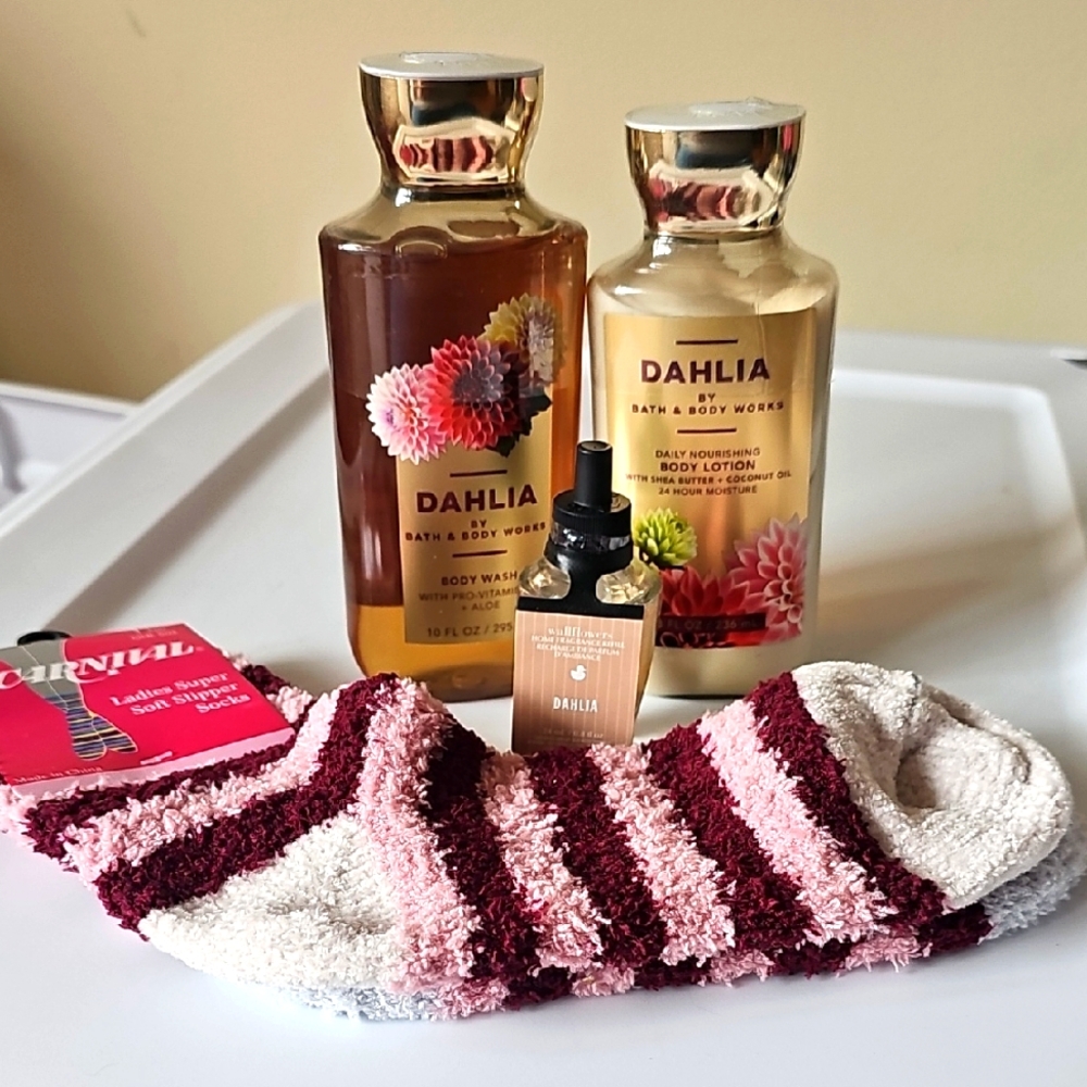 Dalia Body Wash,Lotion and Wallflower Refill Set w/socks